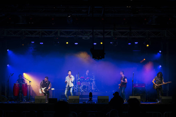 Rock groep treedt op voor het publiek tijdens een live concert. - Foto, afbeelding