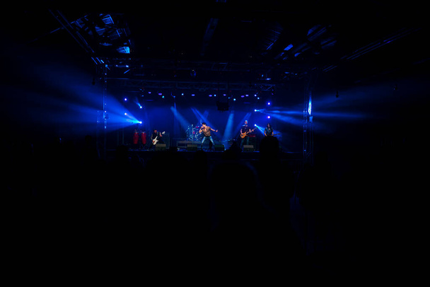 Grupo de rock apresentando-se perante o público em um concerto ao vivo. - Foto, Imagem
