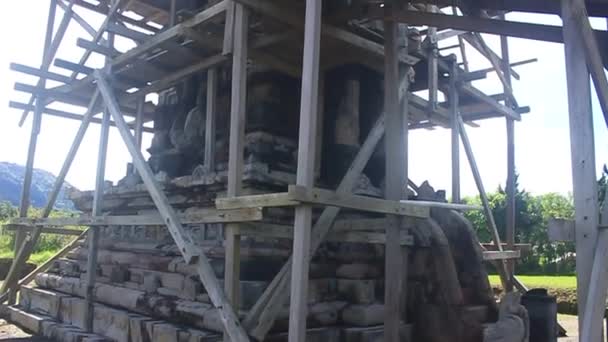 De renovatie van de onlangs ontdekte Setyaki Tempel. - Video