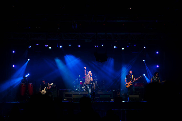 Ροκ συγκρότημα που παίζει μπροστά στο κοινό σε μια ζωντανή συναυλία. - Φωτογραφία, εικόνα