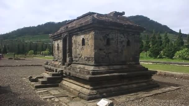Vacances avec l'Indonésie merveilleuse, Temple Semar à Dieng Temple objet touristique complexe, qui a été fondée par la dynastie Sanjaya au 8ème siècle après JC à Dieng, Indonésie - Séquence, vidéo