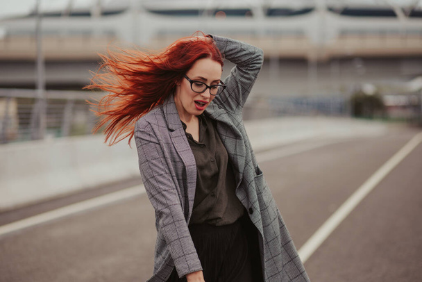 fiatal nő vörös hajú nevetés fogszabályzóval - Fotó, kép