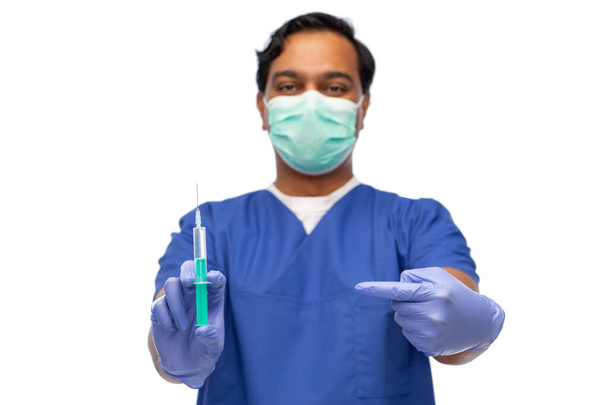 male doctor in mask and gloves with syringe - Foto, Bild