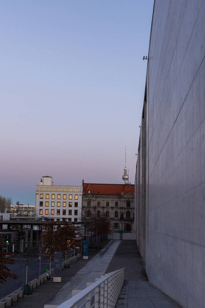 Berlín, Alemania - 25 de diciembre de 2021: un paseo en un día de invierno cerca del edificio del Reichstag y el edificio Paul-Lobe-Haus a lo largo del terraplén de Spree - Foto, imagen