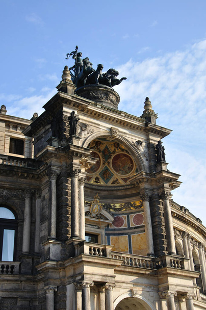część fasady z mozaikiem Opery Semperskiej w Dreźnie - Zdjęcie, obraz