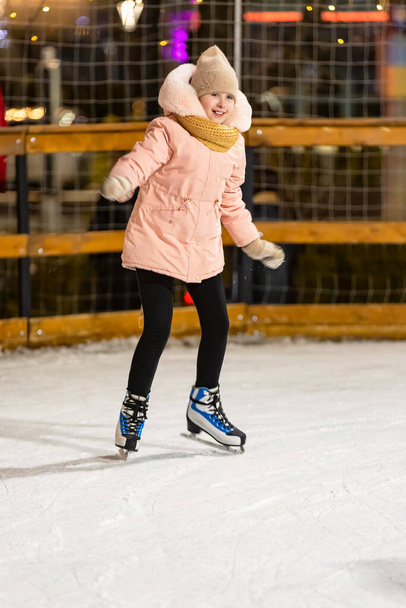 girl skating on the ice - Foto, afbeelding