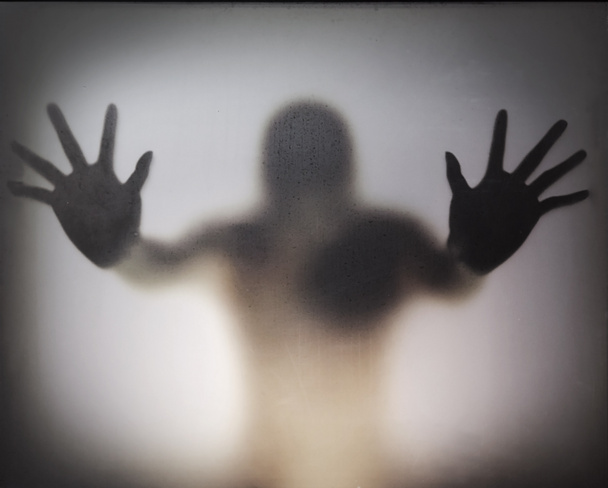 Человек, стоящий за матовым стеклом
 - Фото, изображение