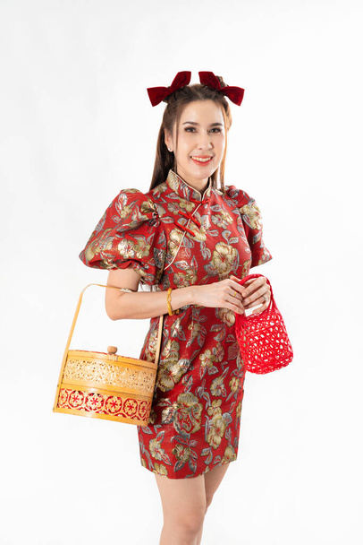 Concept Nouvel An chinois, Femme tenant un panier de nourriture et un panier rouge, ce qui signifie être heureux année saine et riche, Concept de célébration du Nouvel An chinois - Photo, image