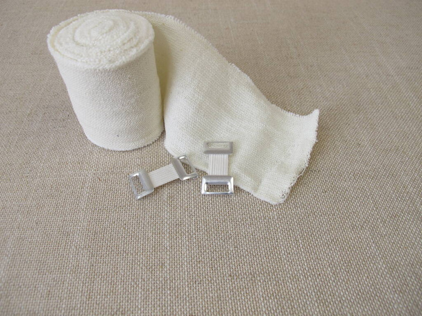 Materiale per medicazione, benda elastica con morsetto per bendaggio - Foto, immagini