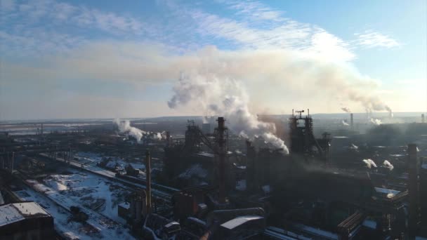 Fumo di impianto metallurgico dai camini riprese video da un drone - Filmati, video