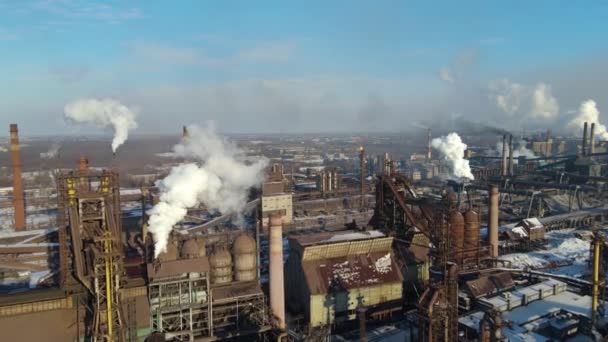 Metallurgische Anlage Rauch aus den Schornsteinen Videofilme von einer Drohne - Filmmaterial, Video