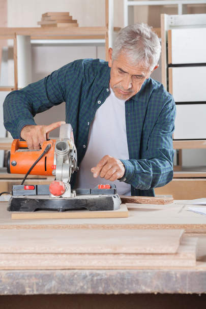 Carpenter Using Power Tool On Wood In Workshop - Foto, Imagem