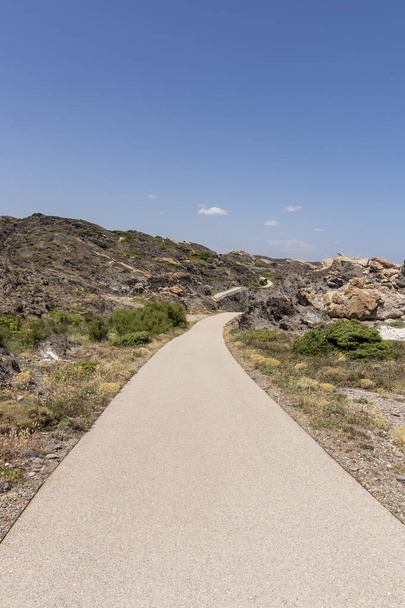 anse rocheuse au cap de creus sur la costa brava dans l'espagne nord avec une route en béton - Photo, image