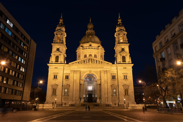 Saint Stephen (Szent Istvan) basilica church illuminated during night in Budapest Hungary Europe - Φωτογραφία, εικόνα