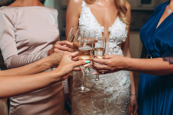 Přípitek. děvčata cinkají sklenicemi šampaňského. bez tváří. svatba - Fotografie, Obrázek