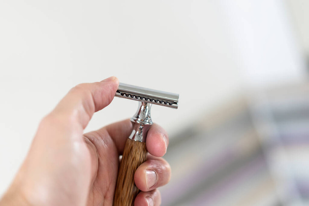 Detailní záběr na bezpečnostní holicí strojek 50s styl - Ekologické nástroje pro muže holení. - Fotografie, Obrázek