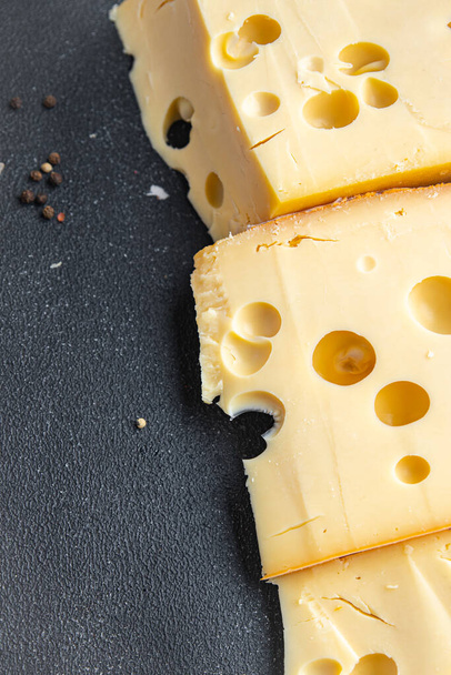 érlelt kemény sajt friss étrendi egészséges étel étel snack az asztalon másolás tér élelmiszer háttér rusztikus  - Fotó, kép