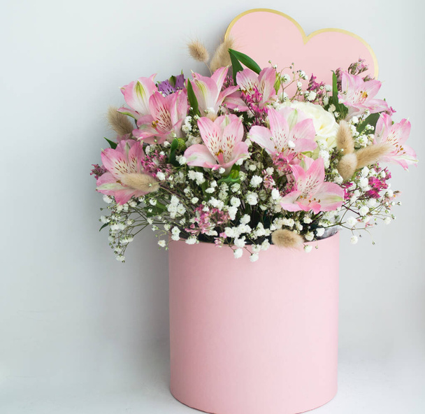 Güzel bir buket pembe zambak, beyaz güller, hediye kutusunda çingene çiçeği. Uzayı kopyala Aşk kavramı. - Fotoğraf, Görsel