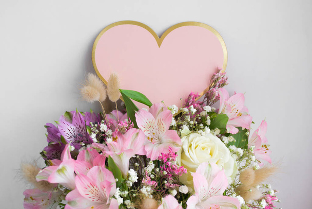 Delicato bouquet di gigli rosa, rose bianche. Love Heart spazio di copia di sfondo. Valentine, romanticismo. - Foto, immagini