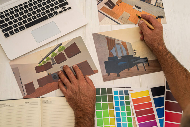 projektant pracujący z paletą kolorów i szkicem planu domu. Studio projektowe  - Zdjęcie, obraz
