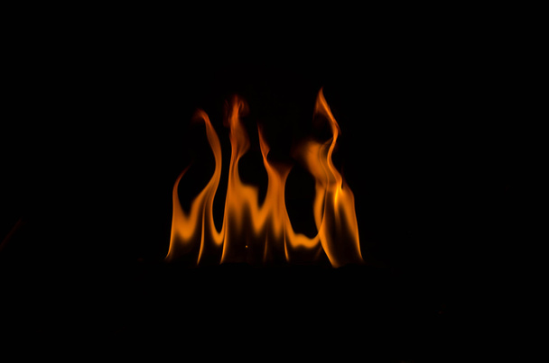 flammes de feu sur fond noir - Photo, image