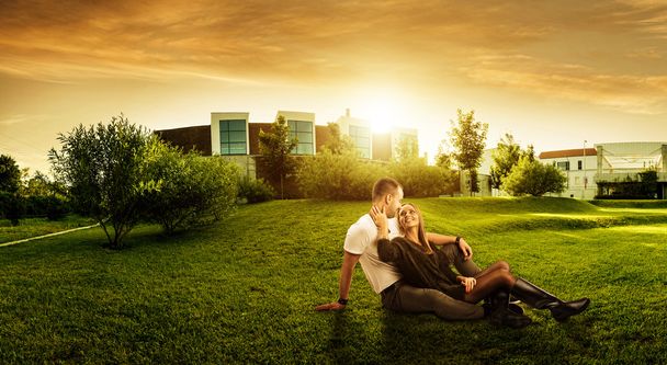 Pari istuu nurmikolla
 - Valokuva, kuva