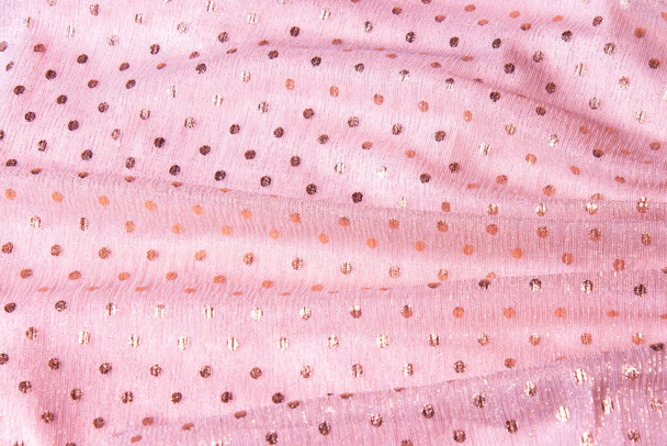Piękny nagi różowy tiul z błyszczącymi cekinami w tle. Zasłonięte tło różowej pudrowej tkaniny, tekstury. Odbiór. Zamknij się. - Zdjęcie, obraz