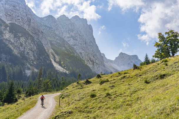 hermosa mujer mayor activa con bicicleta de montaña eléctrica en las espectaculares montañas del valle de Raintal, un valle lateral de Lechtal, Tirol, Austria - Foto, imagen