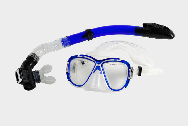 Snorkel και μάσκα για αναπνευστήρα. Κοντινό πλάνο. Απομονωμένα σε λευκό φόντο. - Φωτογραφία, εικόνα