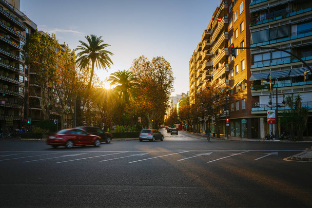 Widok miasta w Walencji w pobliżu parku Turia. Valencia, Hiszpania - Zdjęcie, obraz