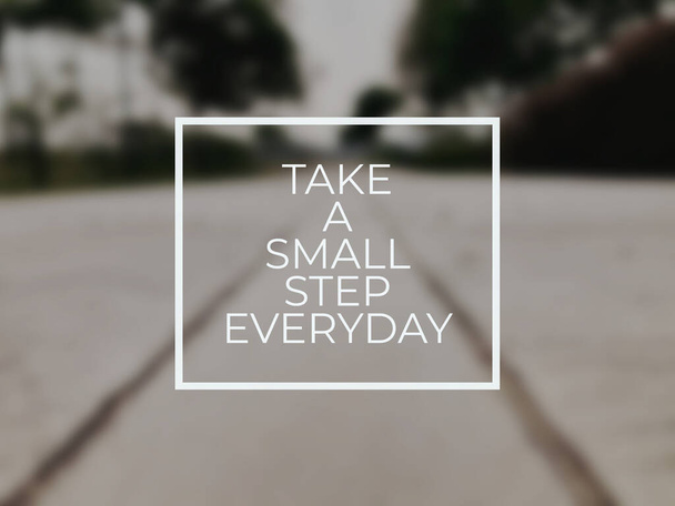 Motief en inspirerend citaat met zin Neem een kleine stap elke dag - Foto, afbeelding