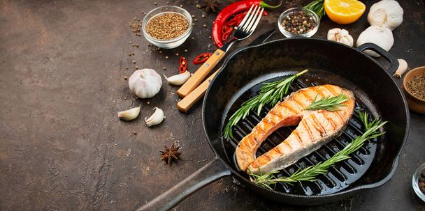 Grilled salmon fillet steak with aromatic herbs, spices and vegetables on a grill pan. Seafood. Ingredients for cooking. Culinary background. copy space - Fotoğraf, Görsel
