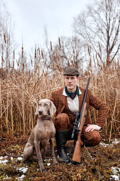 Young hunter male hunt on ducks in autumn, in nature. friendly Dog help him to hunt - Foto, Imagem