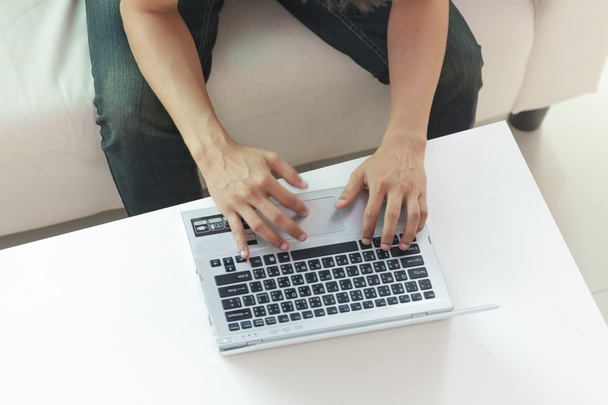 Ruce psaní na klávesnici notebooku - Fotografie, Obrázek
