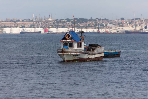 Luanda Angola - 13.10.2021: Blick auf Fischerboote an der Küste der Stadt Luanda, Bucht von Luanda, mit Hafen von Luanda, Transportschiffe und Container im Hintergrund, Angola - Foto, Bild