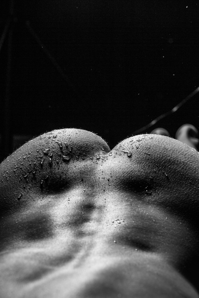 Sexy donna mozziconi sotto la doccia, sfondo nero
 - Foto, immagini