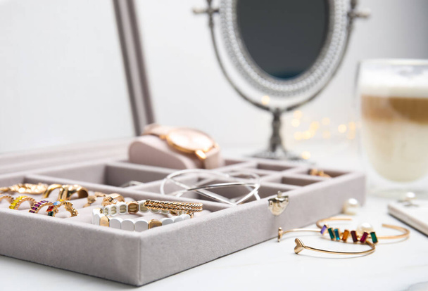 Boîte à bijoux élégante avec belle bijouterie sur table blanche, gros plan - Photo, image