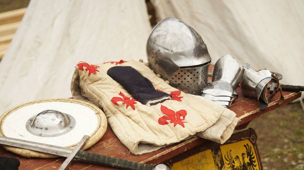 Reconstructie van een middeleeuws steektoernooi. Inventaris van ridders en beschermende munitie. Handgemaakt door ambachtslieden. Ze hebben geen historische waarde.. - Foto, afbeelding