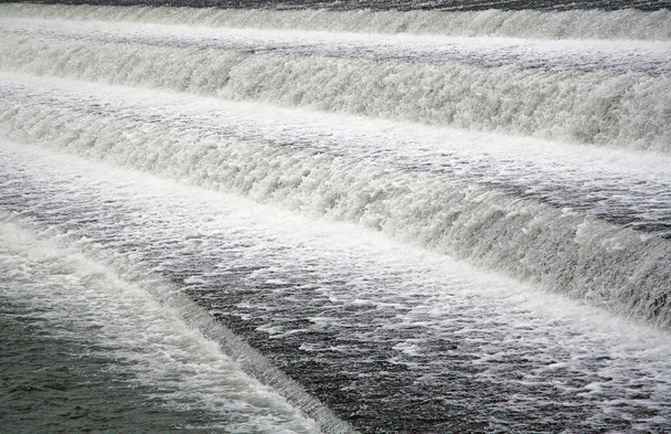 Agua espumosa en la presa de Lech en Landsberg am Lech
 - Foto, imagen