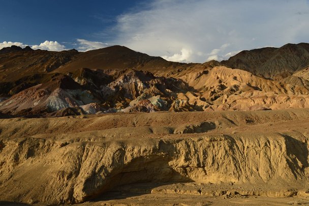Nuvola bianca nel cielo blu sopra le rocce Deserto della Morte
 - Foto, immagini