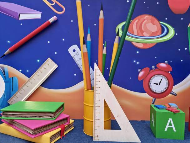 Binnenkort naar school, begin schooljaar, schoolspullen kopen, driehoek, liniaal potloden, schoolboeken - Foto, afbeelding