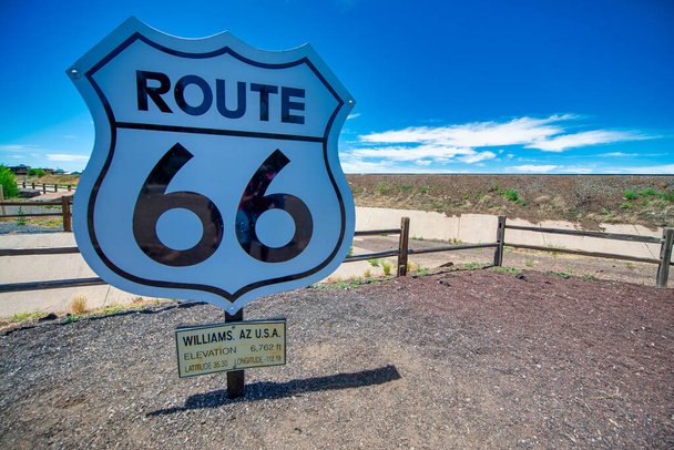 U.S. Route 66 tábla (US 66 vagy Route 66), más néven a Will Rogers autópálya és köznyelvben ismert, mint a Main Street of America vagy az Mother Road, Arizona - Fotó, kép