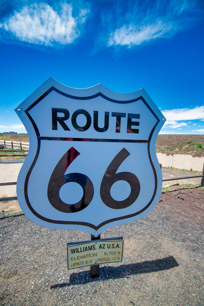 Señalización U.S. Route 66 (US 66 o Route 66), también conocida como Will Rogers Highway y conocida coloquialmente como Main Street of America o Mother Road, Arizona - Foto, imagen