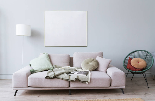 Tyylikäs skandaali sisustus kodin tilaa suunnittelu harmaa sohva ja muoti tuoli. Olohuone design tarvikkeet ja mallintaa juliste runko. Tyylikäs sisustus. Kuva: - Valokuva, kuva