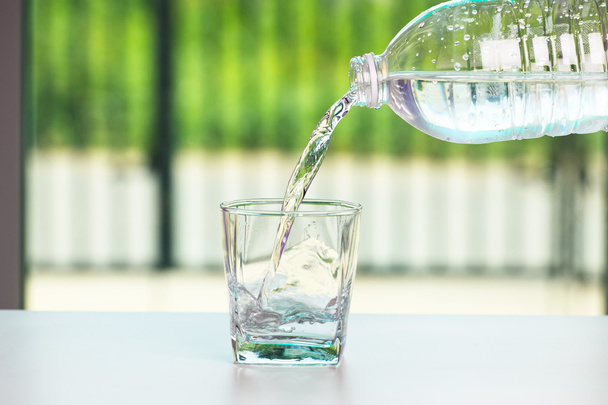 öntés víz üveg  - Fotó, kép