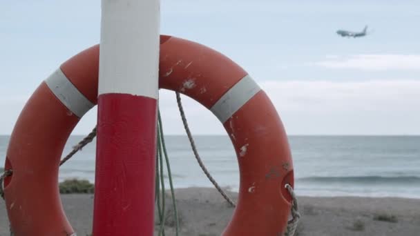 egy elhagyatott tengerparton mentőgyűrűt - Felvétel, videó