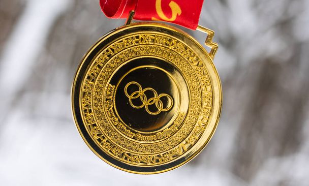January 25, 2022, Beijing, China. Gold medal of the XXIV Winter Olympic Games in the snow. - Foto, imagen