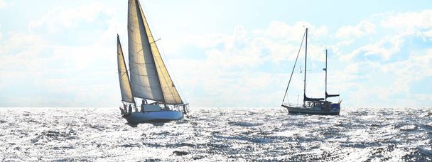 Velho veleiro de dois mastros vintage caro (yawl) close-up, navegando em mar aberto. Costa do Maine, EUA. Esporte, cruzeiro, turismo, recreação, atividade de lazer, transporte, embarcação náutica - Foto, Imagem