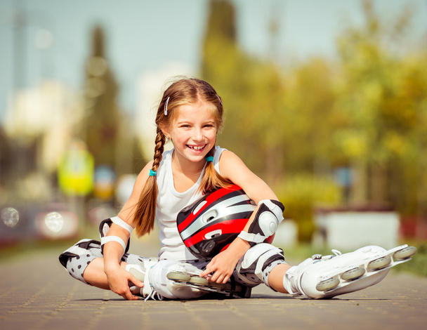 little girl rollerblading - Fotoğraf, Görsel