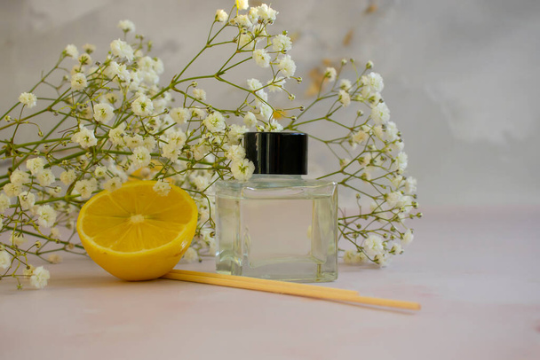 butelka domowej substancji zapachowej pomarańcza, cygański kwiat - Zdjęcie, obraz